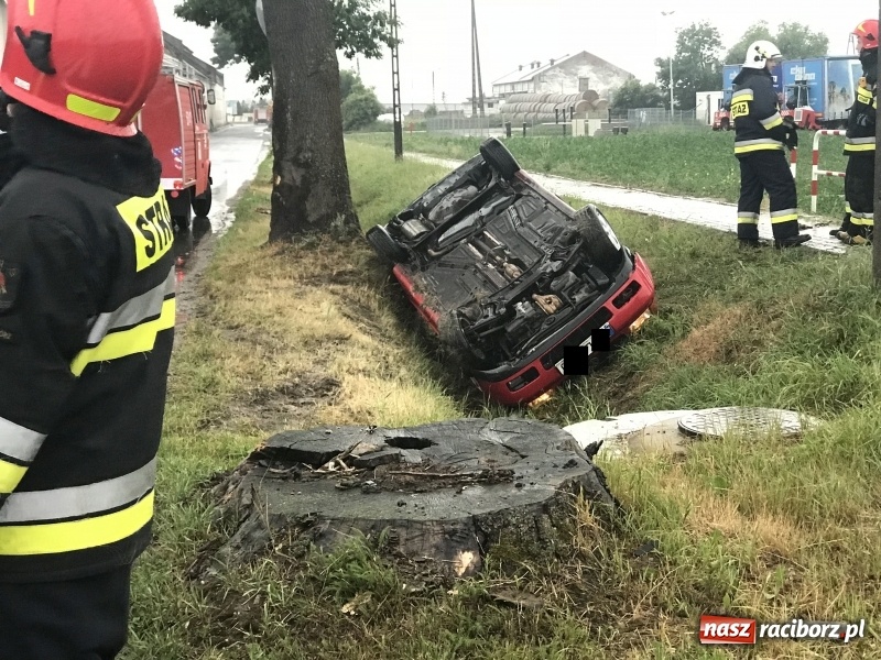 Zdjęcie w galerii na portalu naszraciborz.pl: Dachowanie volkswagena polo w Kornicach. Jest właściciel, nie ma kierowcy  wiadomości z regionu