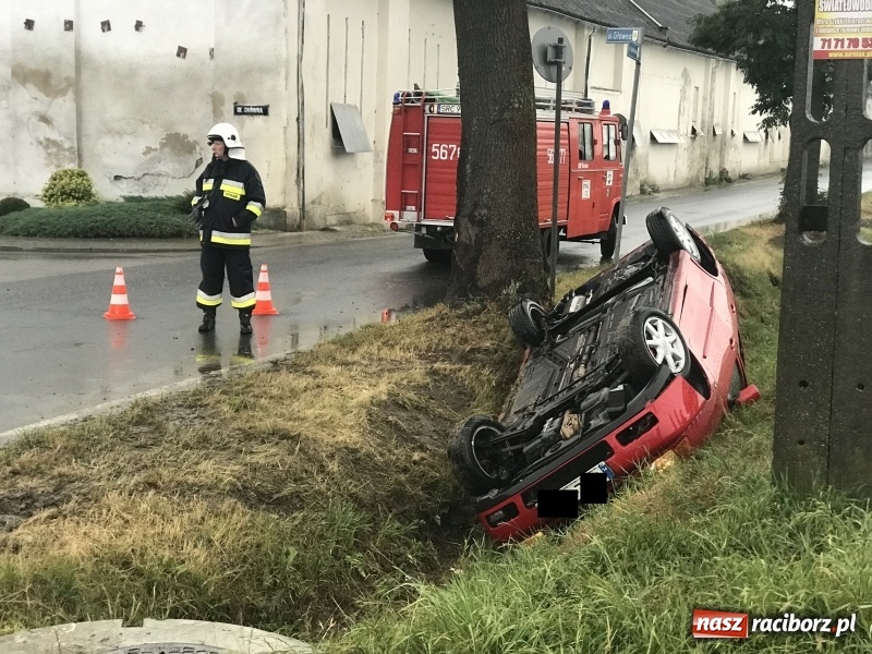 Zdjęcie w galerii na portalu naszraciborz.pl: Dachowanie volkswagena polo w Kornicach. Jest właściciel, nie ma kierowcy  wiadomości z regionu