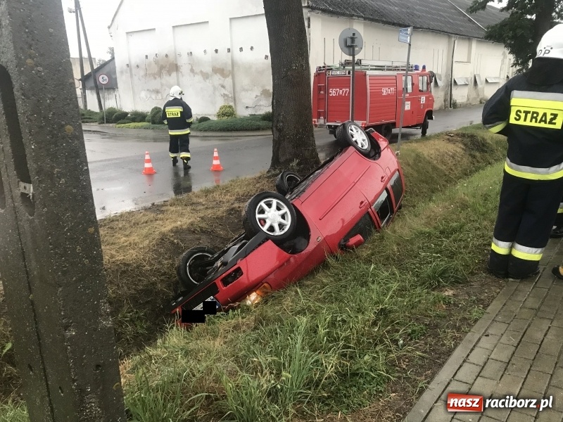 Zdjęcie w galerii na portalu naszraciborz.pl: Dachowanie volkswagena polo w Kornicach. Jest właściciel, nie ma kierowcy  wiadomości z regionu