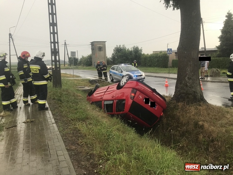 Zdjęcie w galerii na portalu naszraciborz.pl: Dachowanie volkswagena polo w Kornicach. Jest właściciel, nie ma kierowcy  wiadomości z regionu