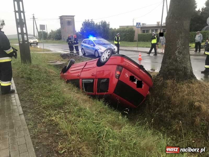 Zdjęcie w galerii na portalu naszraciborz.pl: Dachowanie volkswagena polo w Kornicach. Jest właściciel, nie ma kierowcy  wiadomości z regionu