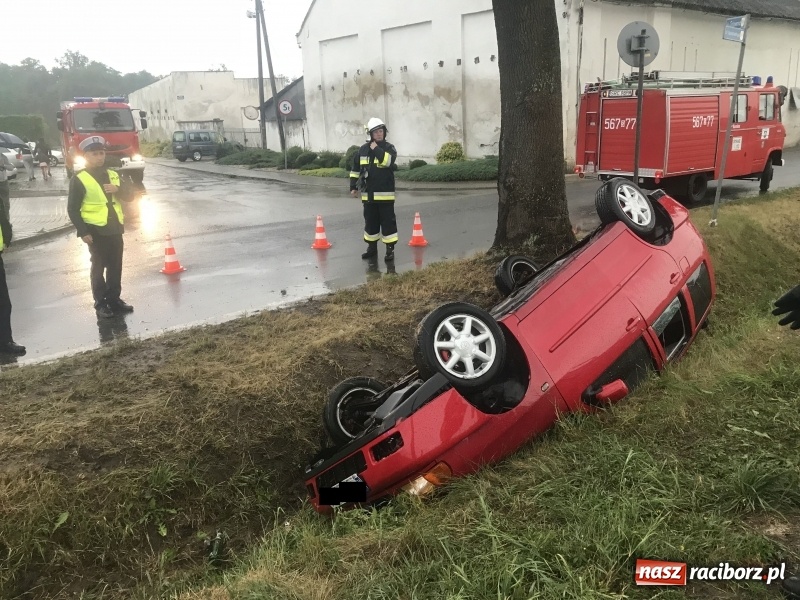 Zdjęcie w galerii na portalu naszraciborz.pl: Dachowanie volkswagena polo w Kornicach. Jest właściciel, nie ma kierowcy  wiadomości z regionu