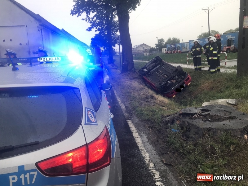Zdjęcie w galerii na portalu naszraciborz.pl: Dachowanie volkswagena polo w Kornicach. Jest właściciel, nie ma kierowcy  wiadomości z regionu