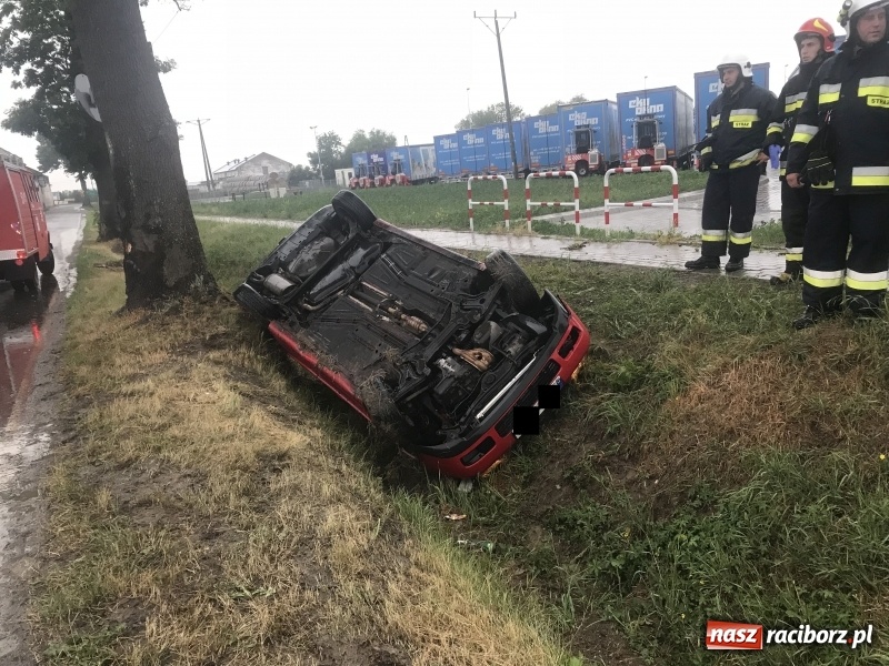 Zdjęcie w galerii na portalu naszraciborz.pl: Dachowanie volkswagena polo w Kornicach. Jest właściciel, nie ma kierowcy  wiadomości z regionu