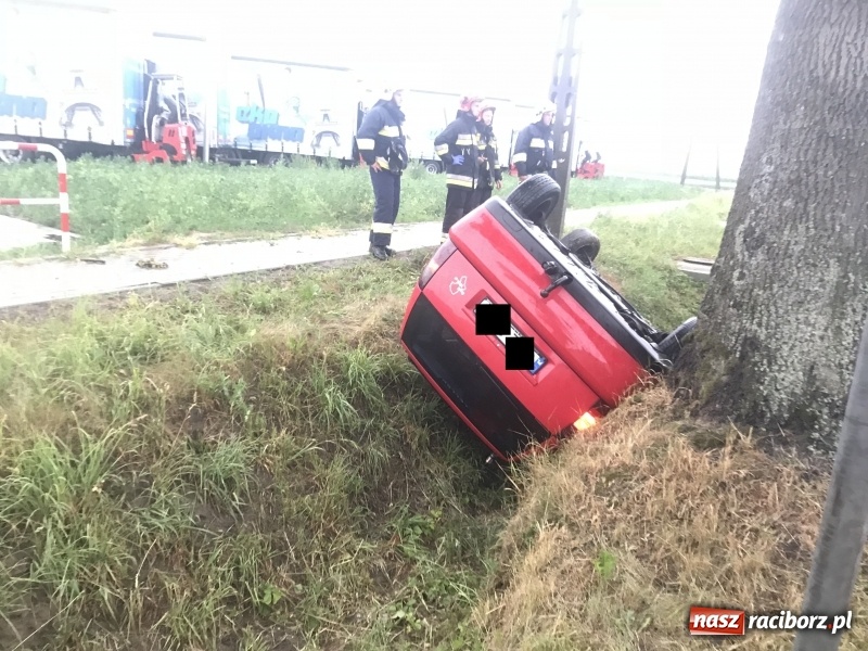 Zdjęcie w galerii na portalu naszraciborz.pl: Dachowanie volkswagena polo w Kornicach. Jest właściciel, nie ma kierowcy  wiadomości z regionu