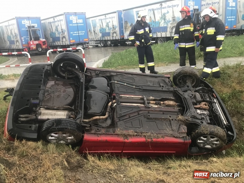 Zdjęcie w galerii na portalu naszraciborz.pl: Dachowanie volkswagena polo w Kornicach. Jest właściciel, nie ma kierowcy  wiadomości z regionu