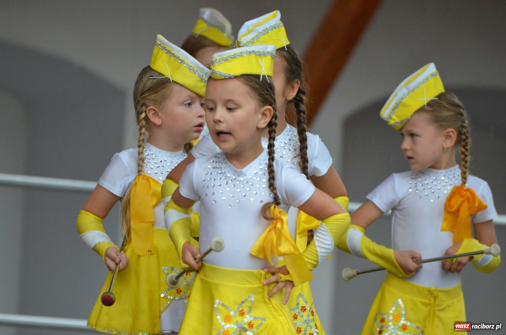 Zdjęcie w galerii na portalu naszraciborz.pl: Roztańczony i kolorowy raciborski zamek  wiadomości z regionu