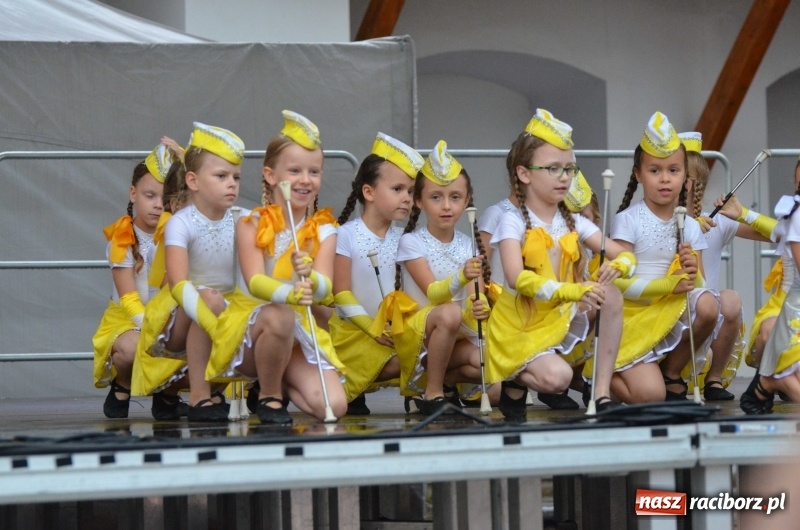 Zdjęcie w galerii na portalu naszraciborz.pl: Roztańczony i kolorowy raciborski zamek  wiadomości z regionu