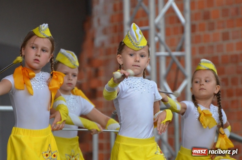 Zdjęcie w galerii na portalu naszraciborz.pl: Roztańczony i kolorowy raciborski zamek  wiadomości z regionu