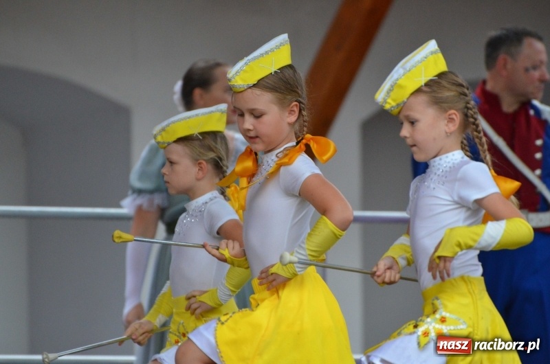 Zdjęcie w galerii na portalu naszraciborz.pl: Roztańczony i kolorowy raciborski zamek  wiadomości z regionu