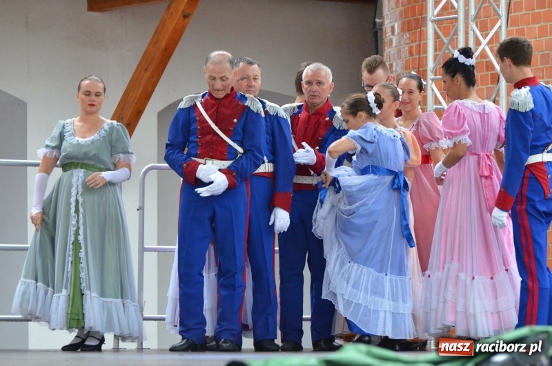 Zdjęcie w galerii na portalu naszraciborz.pl: Roztańczony i kolorowy raciborski zamek  wiadomości z regionu