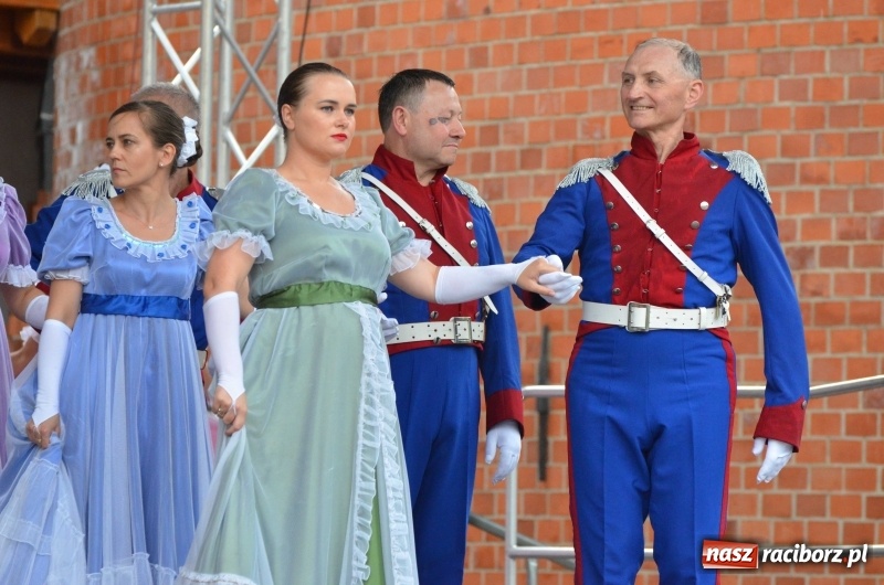 Zdjęcie w galerii na portalu naszraciborz.pl: Roztańczony i kolorowy raciborski zamek  wiadomości z regionu