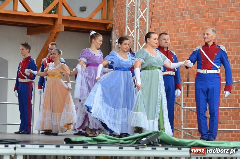 Zdjęcie w galerii na portalu naszraciborz.pl: Roztańczony i kolorowy raciborski zamek  wiadomości z regionu