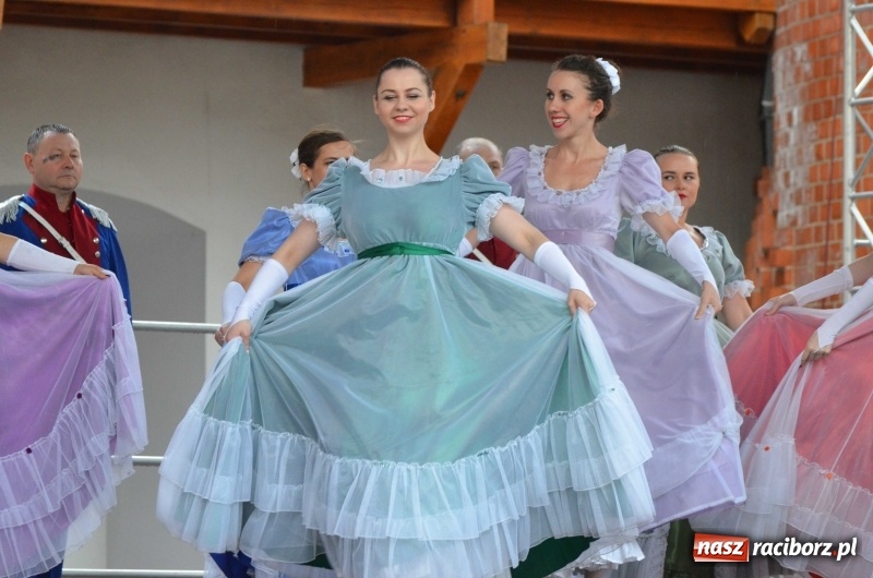 Zdjęcie w galerii na portalu naszraciborz.pl: Roztańczony i kolorowy raciborski zamek  wiadomości z regionu