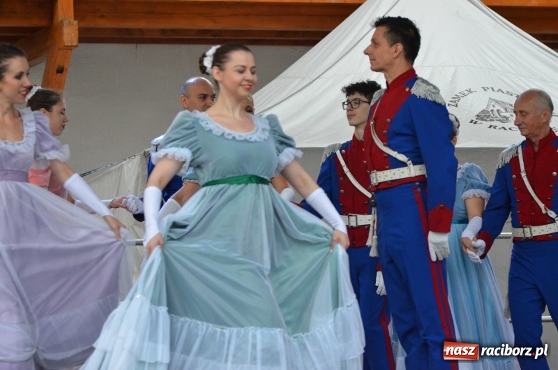 Zdjęcie w galerii na portalu naszraciborz.pl: Roztańczony i kolorowy raciborski zamek  wiadomości z regionu