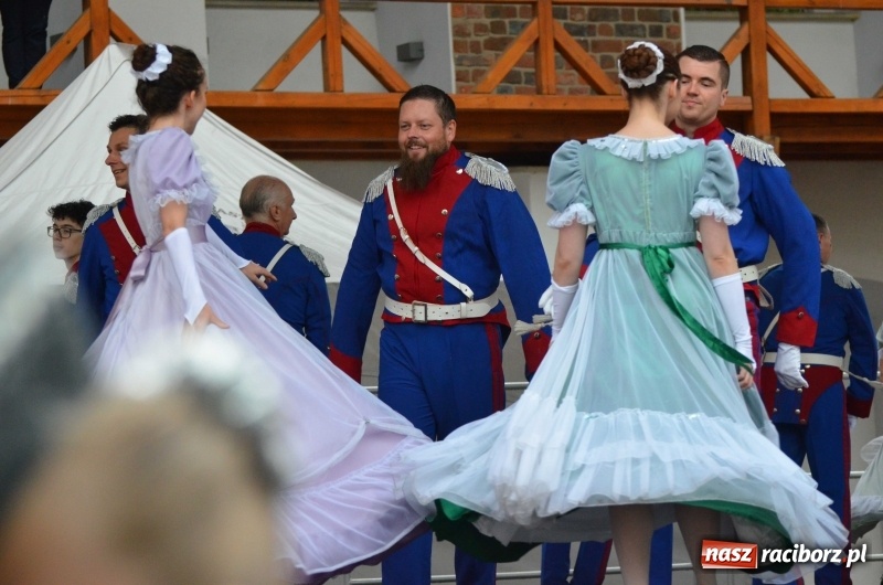 Zdjęcie w galerii na portalu naszraciborz.pl: Roztańczony i kolorowy raciborski zamek  wiadomości z regionu