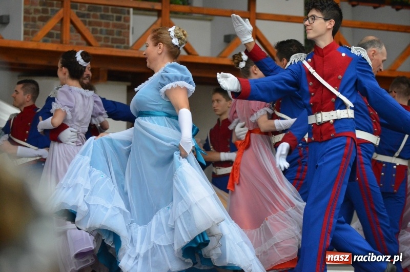 Zdjęcie w galerii na portalu naszraciborz.pl: Roztańczony i kolorowy raciborski zamek  wiadomości z regionu