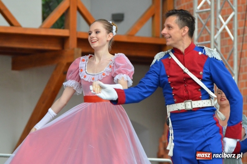 Zdjęcie w galerii na portalu naszraciborz.pl: Roztańczony i kolorowy raciborski zamek  wiadomości z regionu