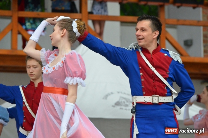 Zdjęcie w galerii na portalu naszraciborz.pl: Roztańczony i kolorowy raciborski zamek  wiadomości z regionu