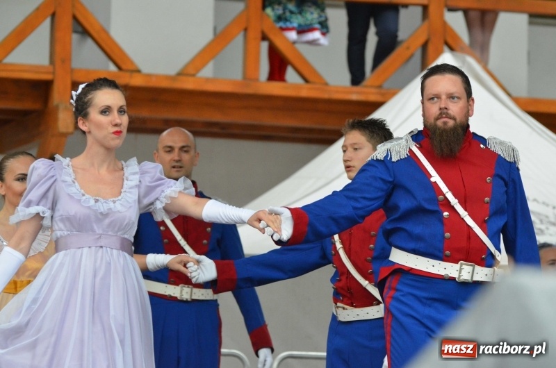 Zdjęcie w galerii na portalu naszraciborz.pl: Roztańczony i kolorowy raciborski zamek  wiadomości z regionu