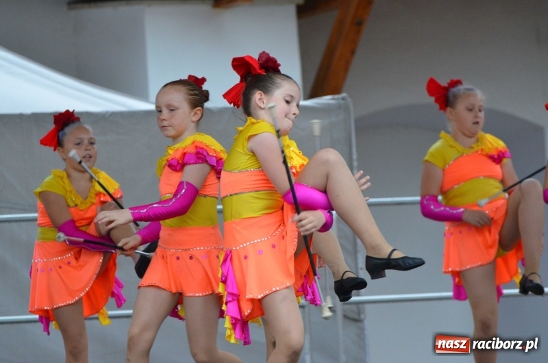 Zdjęcie w galerii na portalu naszraciborz.pl: Roztańczony i kolorowy raciborski zamek  wiadomości z regionu