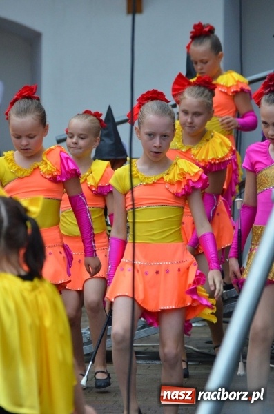 Zdjęcie w galerii na portalu naszraciborz.pl: Roztańczony i kolorowy raciborski zamek  wiadomości z regionu