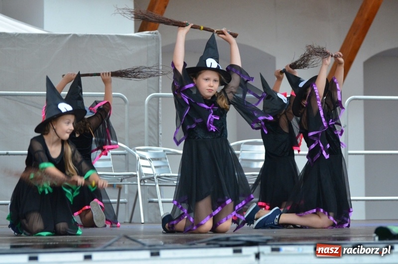 Zdjęcie w galerii na portalu naszraciborz.pl: Roztańczony i kolorowy raciborski zamek  wiadomości z regionu