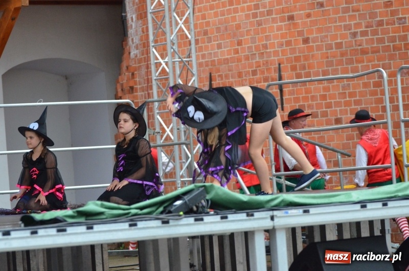 Zdjęcie w galerii na portalu naszraciborz.pl: Roztańczony i kolorowy raciborski zamek  wiadomości z regionu