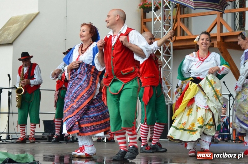 Zdjęcie w galerii na portalu naszraciborz.pl: Roztańczony i kolorowy raciborski zamek  wiadomości z regionu