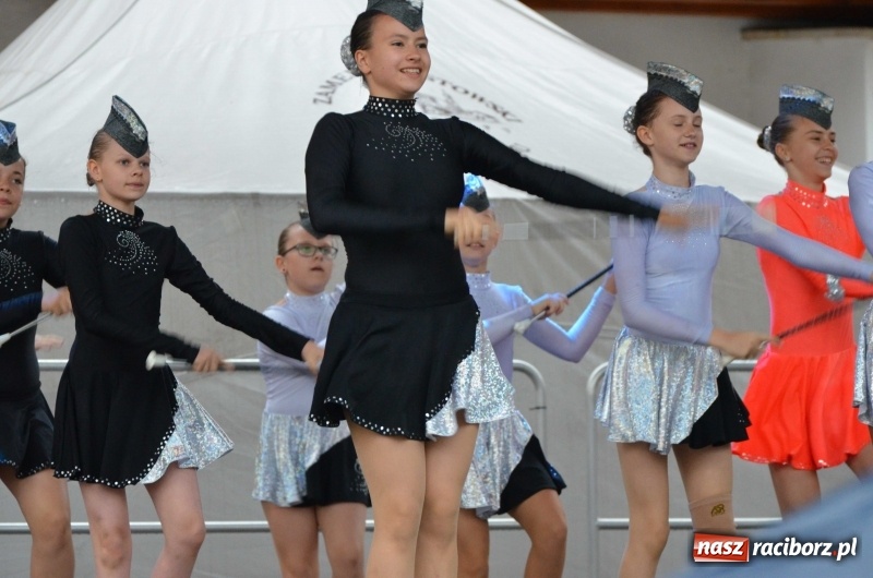 Zdjęcie w galerii na portalu naszraciborz.pl: Roztańczony i kolorowy raciborski zamek  wiadomości z regionu