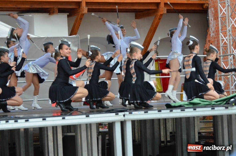 Zdjęcie w galerii na portalu naszraciborz.pl: Roztańczony i kolorowy raciborski zamek  wiadomości z regionu