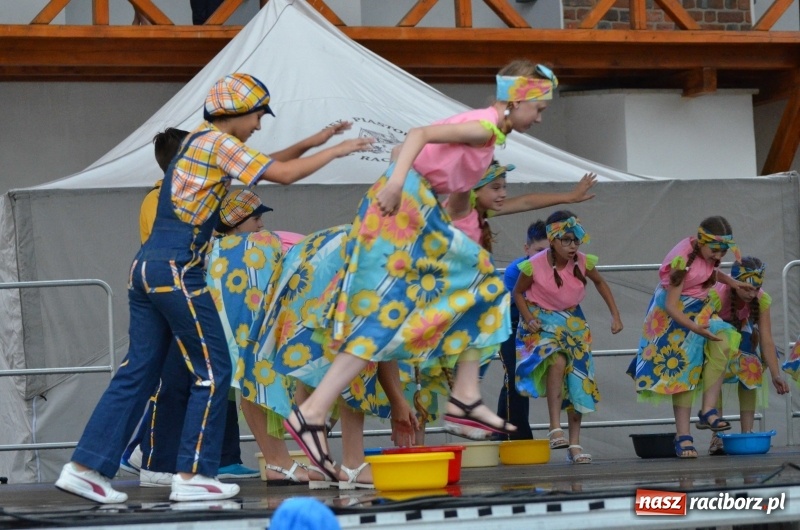 Zdjęcie w galerii na portalu naszraciborz.pl: Roztańczony i kolorowy raciborski zamek  wiadomości z regionu