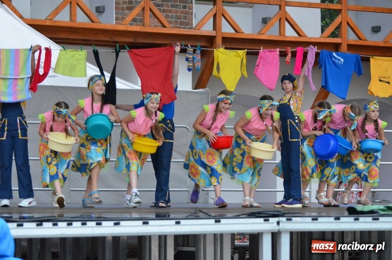 Zdjęcie w galerii na portalu naszraciborz.pl: Roztańczony i kolorowy raciborski zamek  wiadomości z regionu