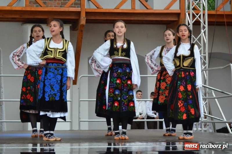 Zdjęcie w galerii na portalu naszraciborz.pl: Roztańczony i kolorowy raciborski zamek  wiadomości z regionu