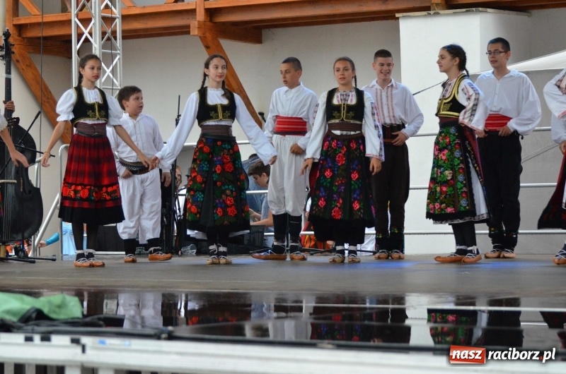 Zdjęcie w galerii na portalu naszraciborz.pl: Roztańczony i kolorowy raciborski zamek  wiadomości z regionu