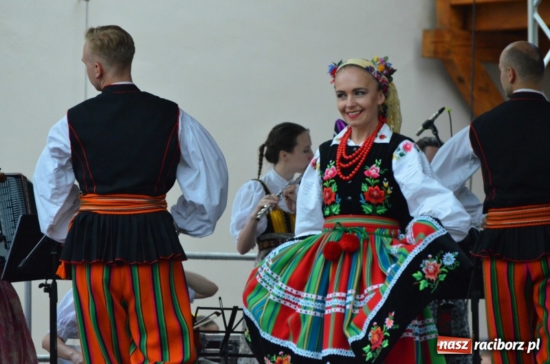 Zdjęcie w galerii na portalu naszraciborz.pl: Roztańczony i kolorowy raciborski zamek  wiadomości z regionu