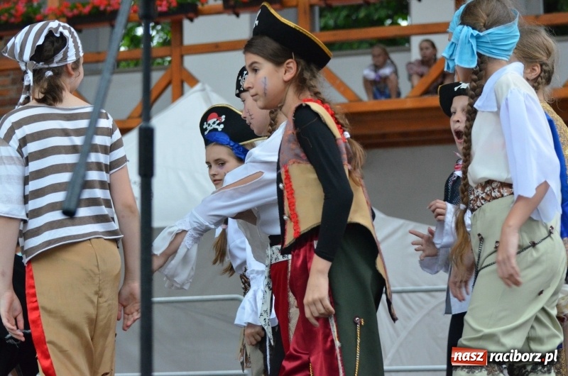 Zdjęcie w galerii na portalu naszraciborz.pl: Roztańczony i kolorowy raciborski zamek  wiadomości z regionu