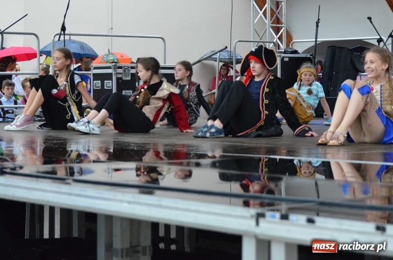 Zdjęcie w galerii na portalu naszraciborz.pl: Roztańczony i kolorowy raciborski zamek  wiadomości z regionu