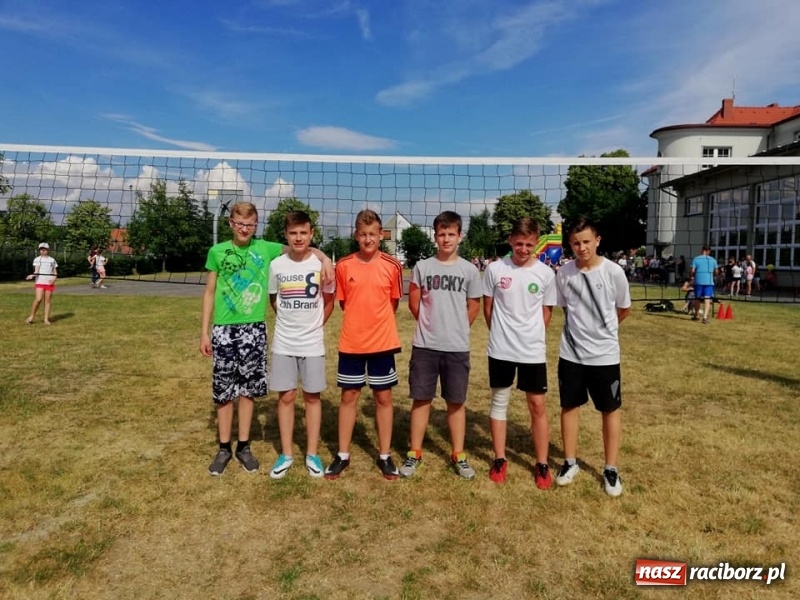 Zdjęcie w galerii na portalu naszraciborz.pl: Rodzinna rywalizacja na pikniku w Ocicach wiadomości z regionu