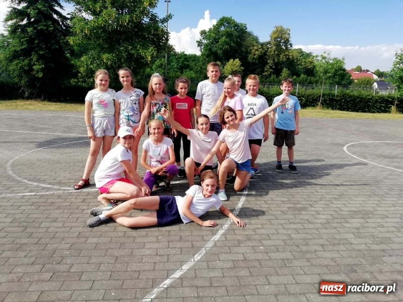 Zdjęcie w galerii na portalu naszraciborz.pl: Rodzinna rywalizacja na pikniku w Ocicach wiadomości z regionu