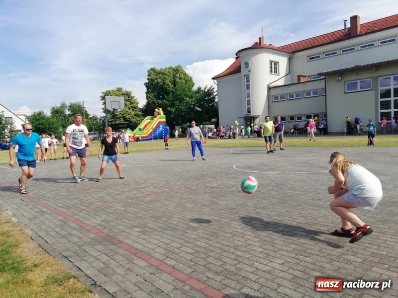 Zdjęcie w galerii na portalu naszraciborz.pl: Rodzinna rywalizacja na pikniku w Ocicach wiadomości z regionu