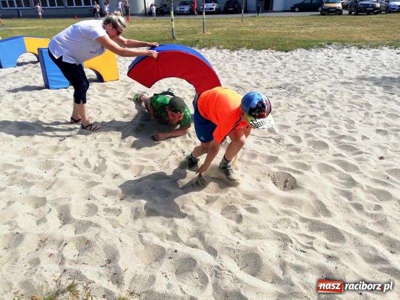 Zdjęcie w galerii na portalu naszraciborz.pl: Rodzinna rywalizacja na pikniku w Ocicach wiadomości z regionu