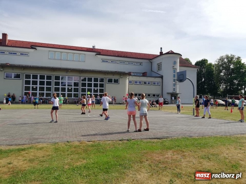 Zdjęcie w galerii na portalu naszraciborz.pl: Rodzinna rywalizacja na pikniku w Ocicach wiadomości z regionu