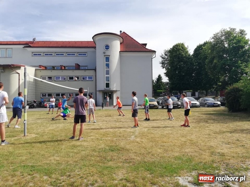 Zdjęcie w galerii na portalu naszraciborz.pl: Rodzinna rywalizacja na pikniku w Ocicach wiadomości z regionu