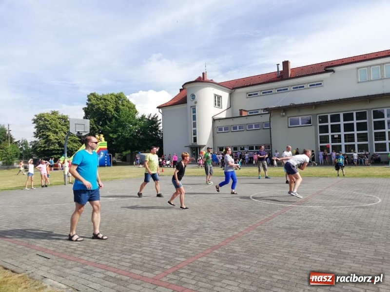 Zdjęcie w galerii na portalu naszraciborz.pl: Rodzinna rywalizacja na pikniku w Ocicach wiadomości z regionu