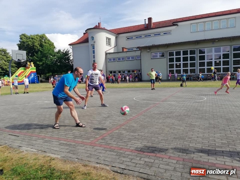 Zdjęcie w galerii na portalu naszraciborz.pl: Rodzinna rywalizacja na pikniku w Ocicach wiadomości z regionu