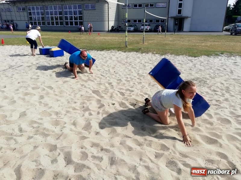 Zdjęcie w galerii na portalu naszraciborz.pl: Rodzinna rywalizacja na pikniku w Ocicach wiadomości z regionu