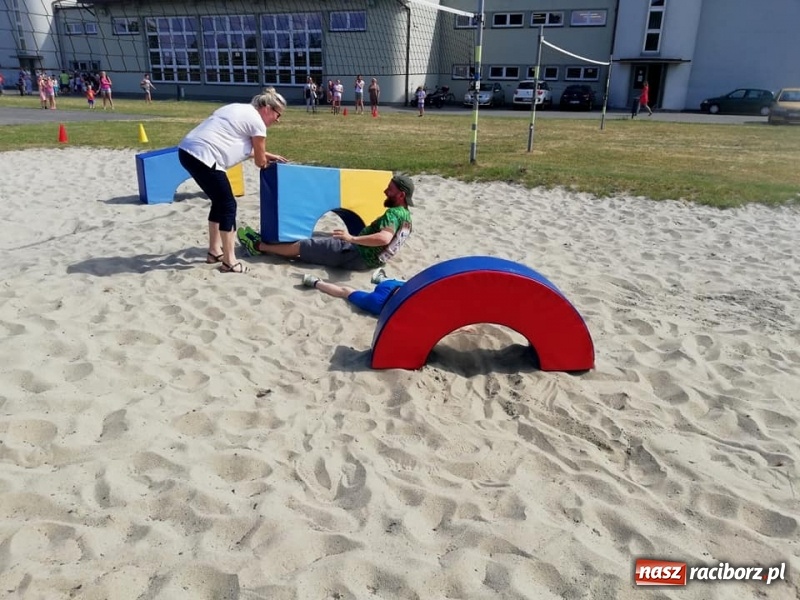 Zdjęcie w galerii na portalu naszraciborz.pl: Rodzinna rywalizacja na pikniku w Ocicach wiadomości z regionu