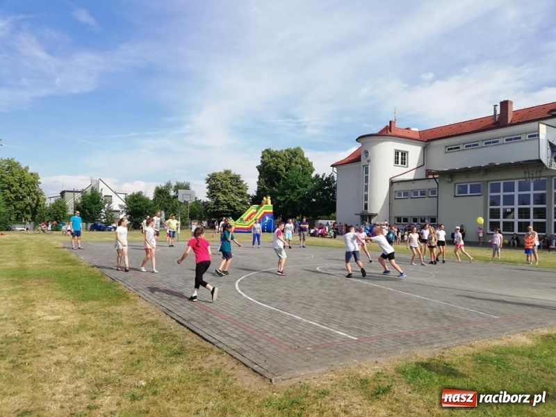 Zdjęcie w galerii na portalu naszraciborz.pl: Rodzinna rywalizacja na pikniku w Ocicach wiadomości z regionu