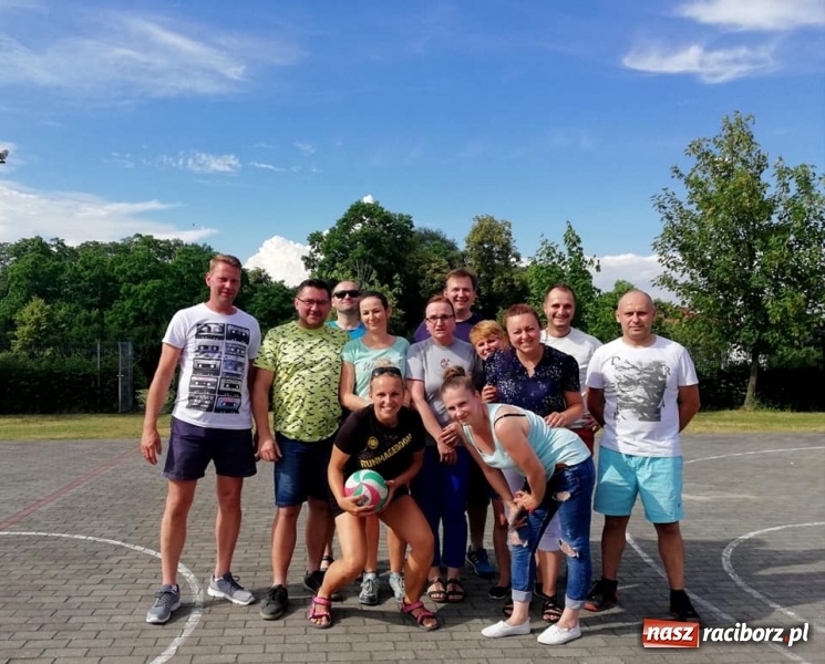 Zdjęcie w galerii na portalu naszraciborz.pl: Rodzinna rywalizacja na pikniku w Ocicach wiadomości z regionu